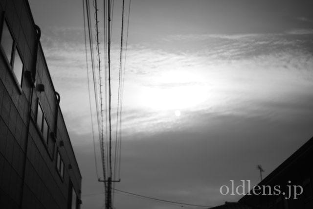 Carl Zeiss Jena Tessar 5cm f2.8 review 作例 空と電線と建物 風景 カールツァイスイエナ テッサー 50mm 白黒 モノクロ