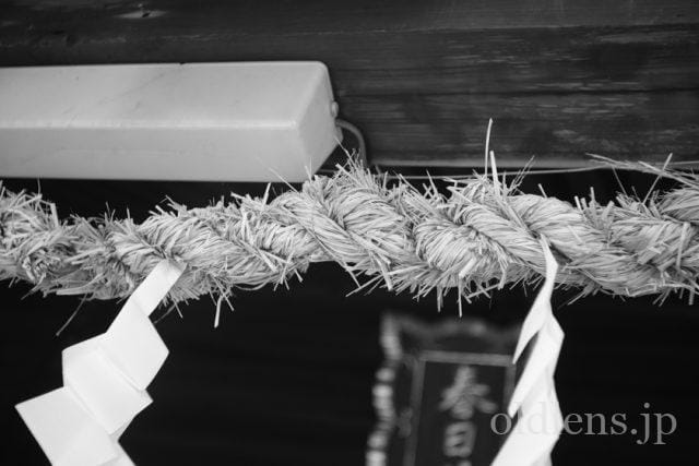 Carl Zeiss Jena Tessar 5cm f2.8 review 作例 神社 shrine 日本 japan カールツァイスイエナ テッサー 50mm しめ縄 白黒 モノクロ
